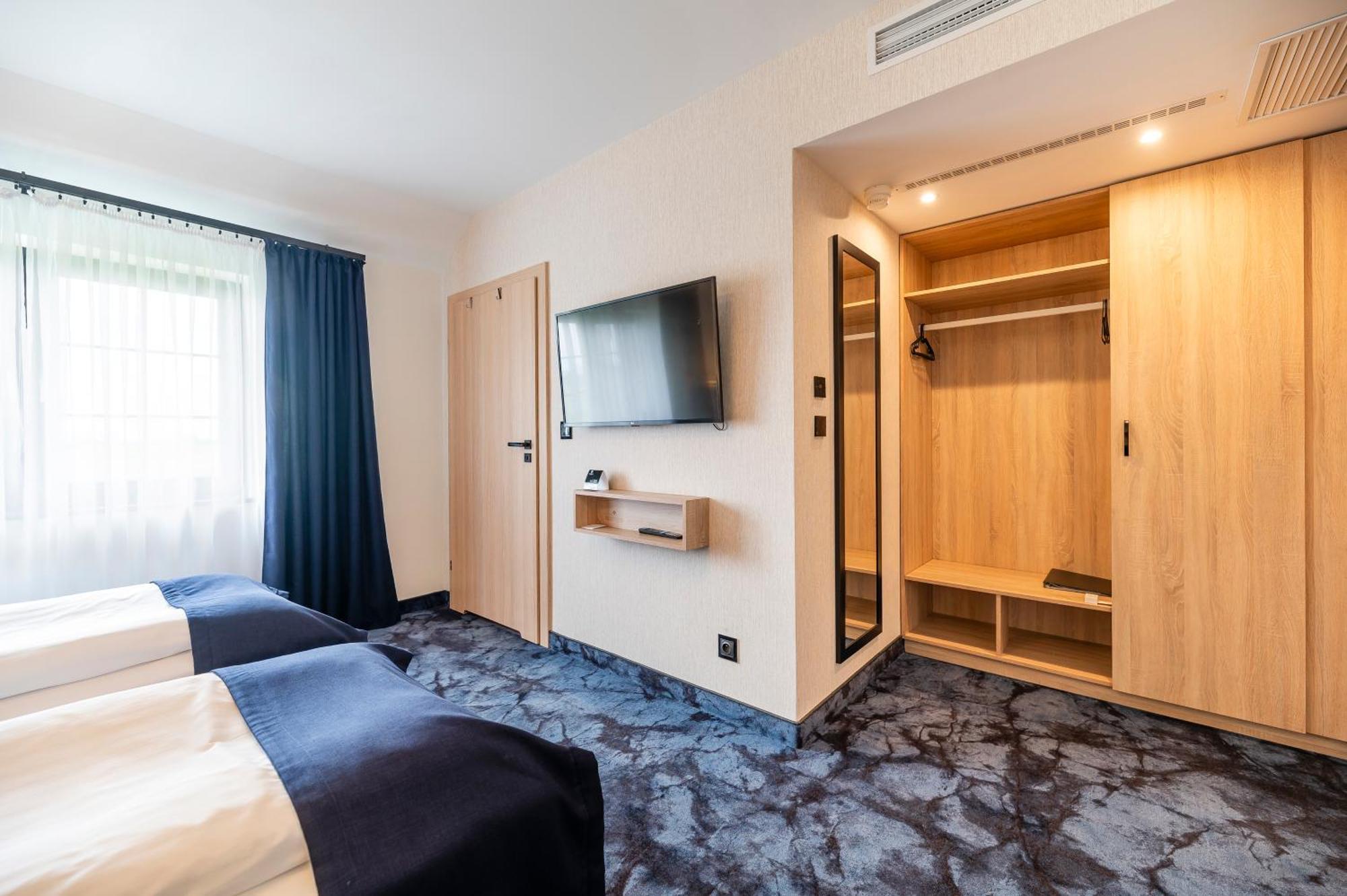 Ignasiak Hotel Września エクステリア 写真
